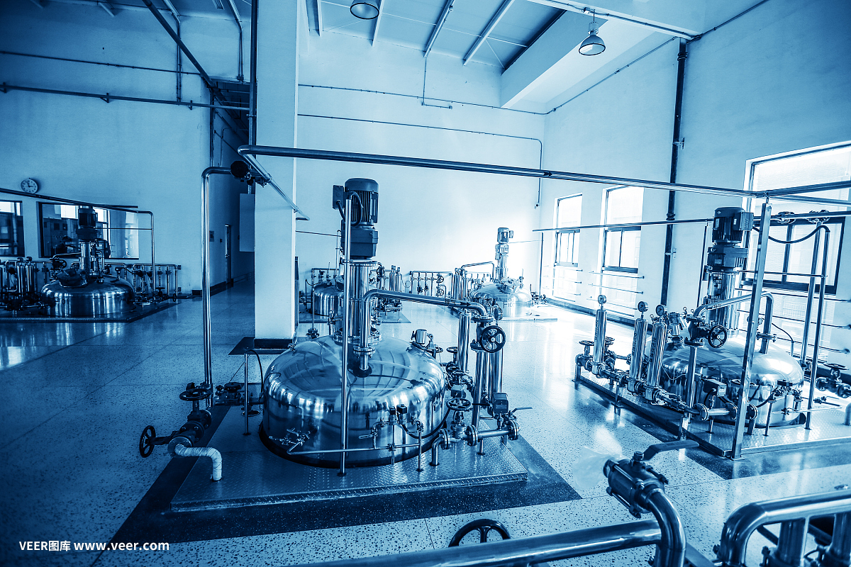 有儲(chǔ)罐和管道的化工廠